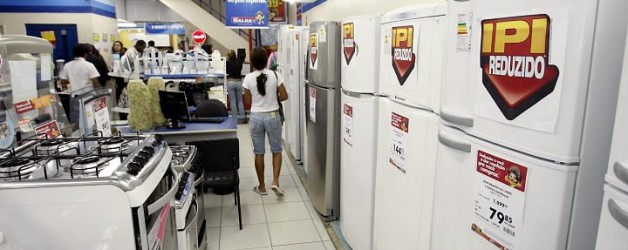 Mantega estuda reduzir IOF do consumo e prorrogar IPI reduzido.